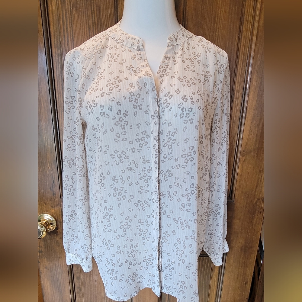 Banana Republic Long Sleeve Cream & Gray Button Up  Blouse P2P 20 L 20